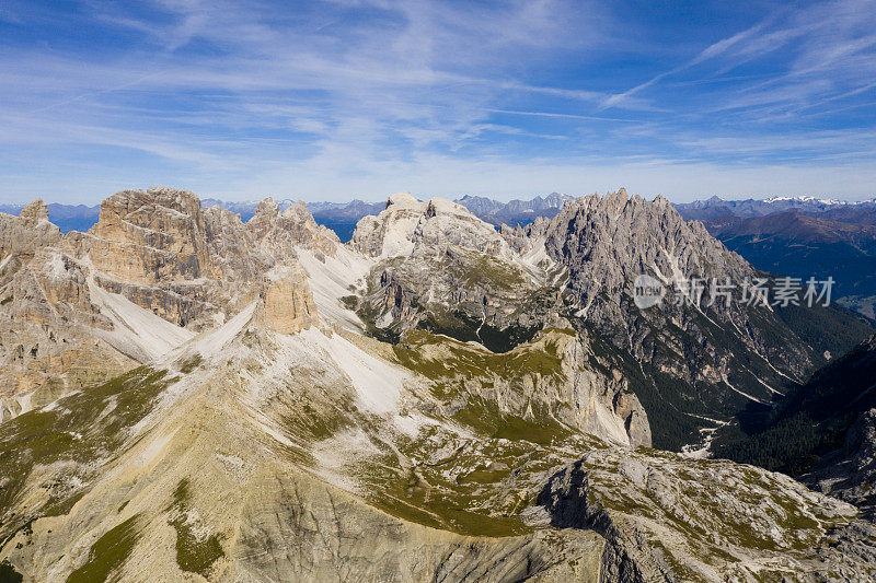 鸟瞰图的岩石细节的Tre Cime di Lavaredo，意大利